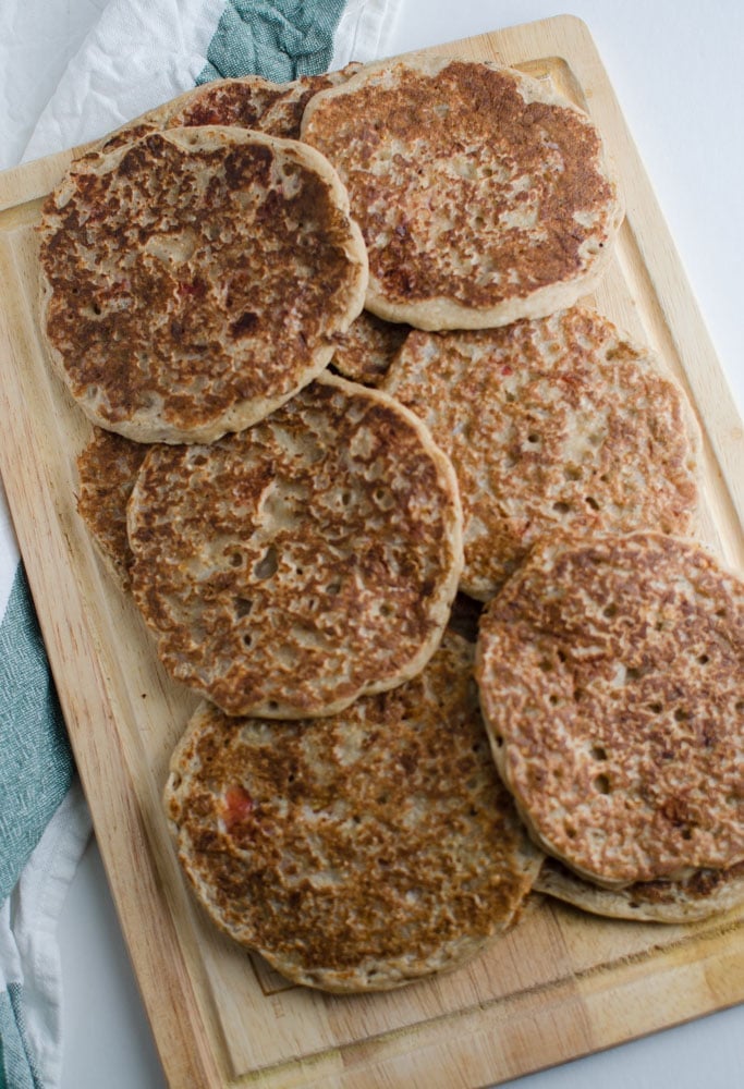 Light, fluffy and healthy oatmeal pancakes. Rich in fiber content and are ideal for sugar free morning breakfasts.