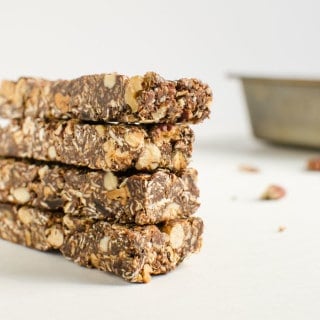 Delicious and nutty homemade energy bars perfect for takeout snacks or breakfast. Naturally sweetened and chocolaty too.