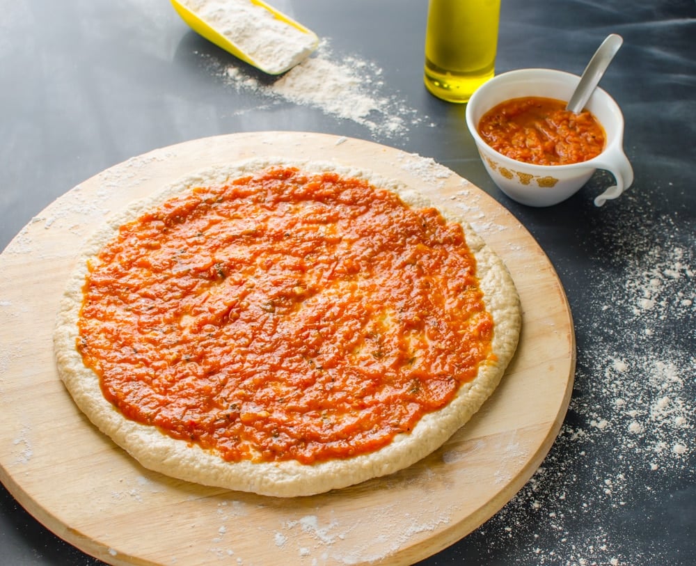 This heathy pizza recipe contains whole wheat pizza crust (low in fat), veggie toppings and homemade pizza sauce.