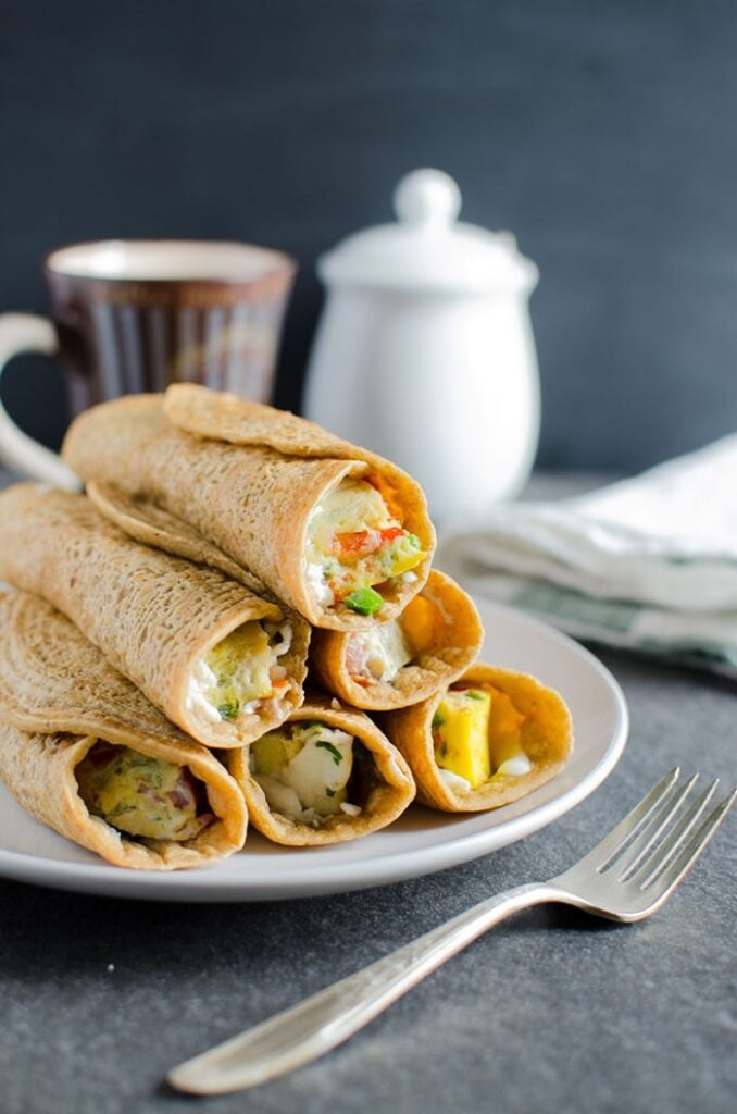 Oatmeal pancake egg roll-ups, a sugar free & filling breakfast. These healthy pancake egg roll-ups are loaded with fresh veggies, proteins and fibers.