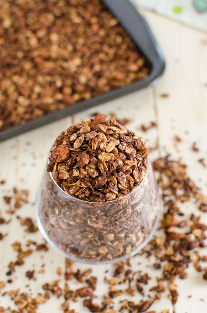 This homemade chocolate granola is super easy to prepare and has a perfect crunchy texture. Healthy, nutritious and naturally sweetened