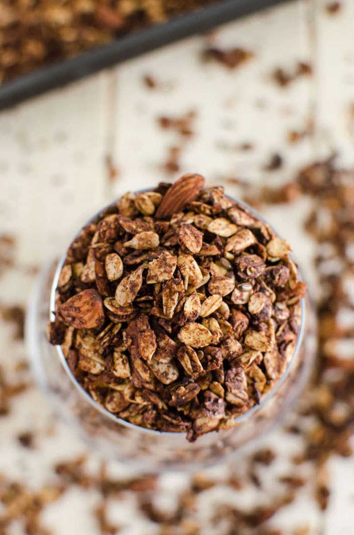 This homemade chocolate granola is super easy to prepare and has a perfect crunchy texture. Healthy, nutritious and naturally sweetened