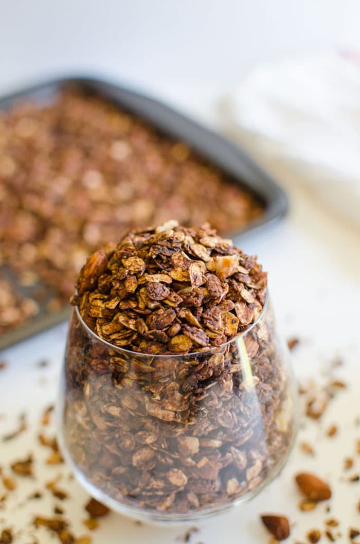 This homemade chocolate granola is super easy to prepare and has a perfect crunchy texture. Healthy, nutritious and naturally sweetened