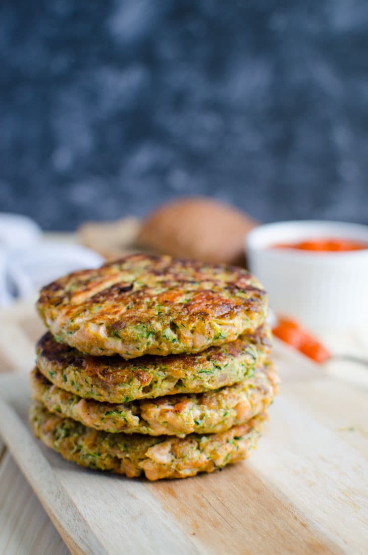 Healthy zucchini salmon burger -- Loaded with healthy proteins, whole grains and green veggie