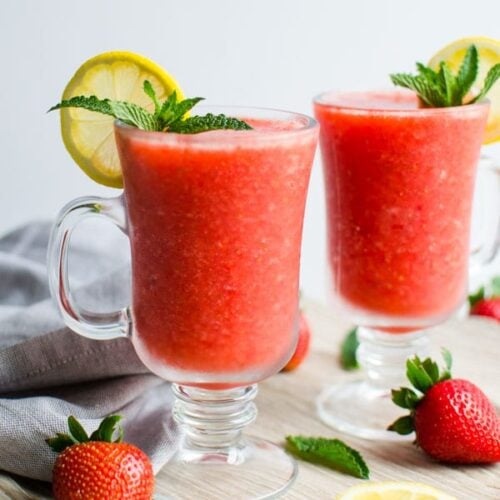 4 ingredients, 5 min preparation, 100 calories and naturally sweetened Strawberry Slush perfect to enjoy the warm weather