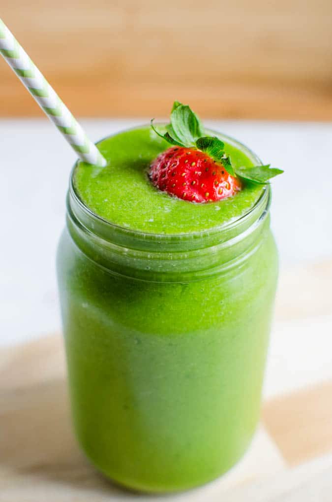 Spinach Avocado Green Smoothie: This nutritionally dense green smoothie is a perfect after-workout drink or to start your day. Healthy, under 300 calorie smoothie drink | watchwhatueat.com