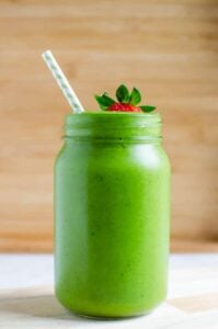 4 Ingredients Spinach Avocado Green Smoothie. Healthy, under 300 calorie drink perfect for breakfast, after-workout drink or snack | watchwhatueat.com