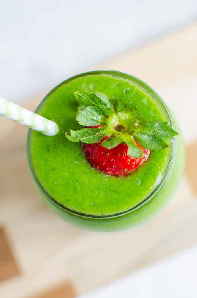 Drink your greens with this spinach avocado green smoothie | watchwhatueat.com