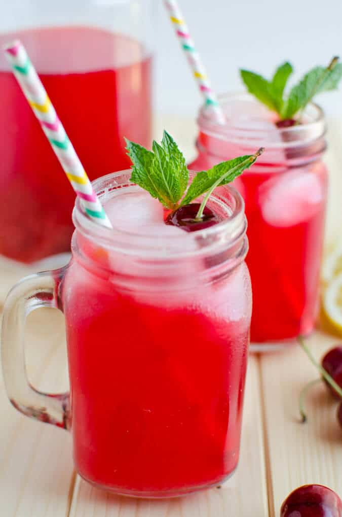 Drink this amazing combination of fresh cherries and lemons. It is healthy and refreshing--a naturally sweetened lemonade for guilt free drinks | watchwhatueat.com