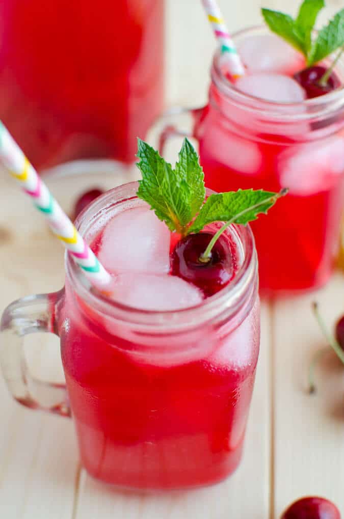 Healthy, refreshing and naturally sweetened cherry lemonade for guilt free drinks | watchwhatueat.com