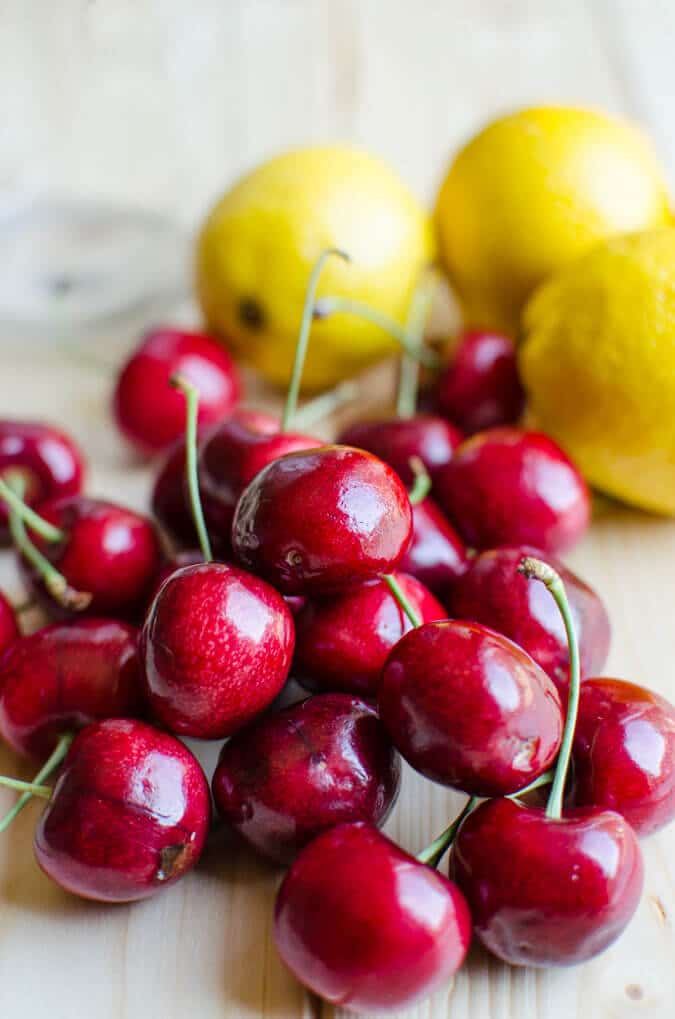 Healthy and Naturally Sweetened Cherry Lemonade | watchwhatueat.com