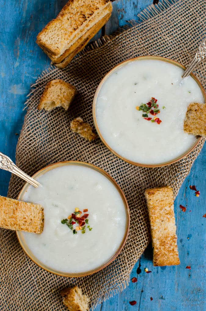 Vegan and gluten free creamy cauliflower soup. Know the secret ingredient that makes it creamy and healthy. | watchwhatueat.com.