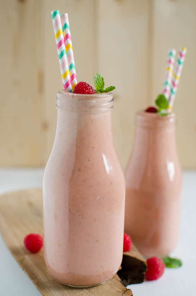 Raspberry Banana Smoothie -- creamy, healthy and super easy to prepare. Also vegan and plant based |watchwhatueat.com