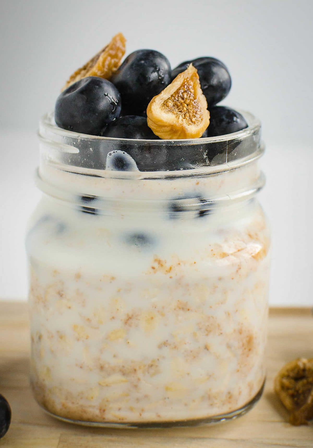 Prepare breakfast a night before with this easy blueberry overnight oats | Healthy, vegan, gluten free