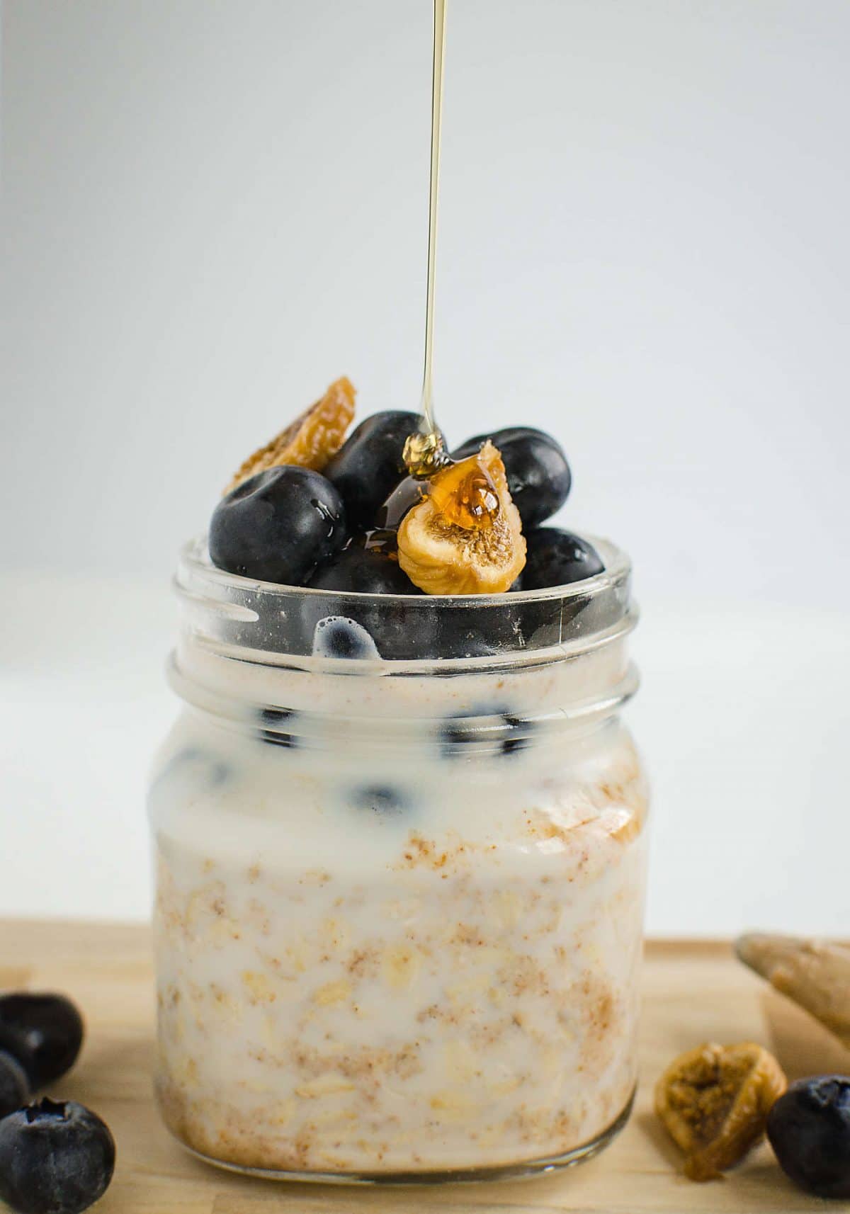 Blueberry almond butter easy overnight oats - A delicious, filling and healthy breakfast to kick-start your mornings | Healthy, vegan, gluten free