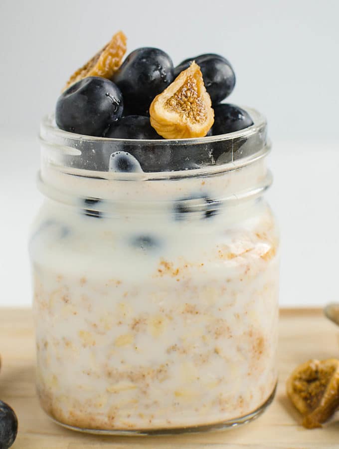 Prepare breakfast a night before with this easy blueberry overnight oats | Healthy, vegan, gluten free