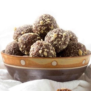 No bake coconut and dates energy balls