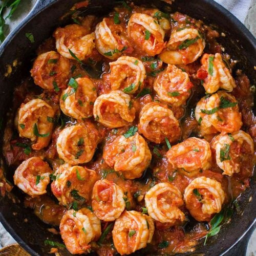 15-Minute Easy Garlic Shrimp Recipe - shrimps cooked to perfection in finger-licking garlic and fresh tomato sauce. Perfect side to pasta, grits or risotto. #shrimp #healthyrecipes