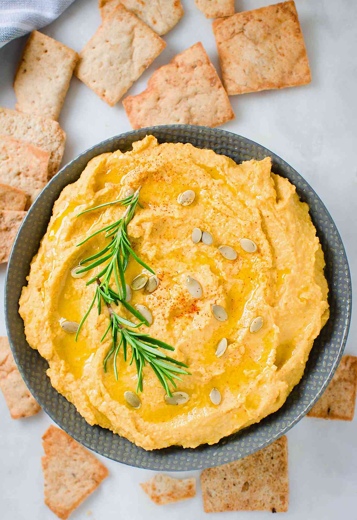 Fall-ready roasted garlic easy Pumpkin Hummus Recipe. #pumpkin #hummus #healthyrecipes