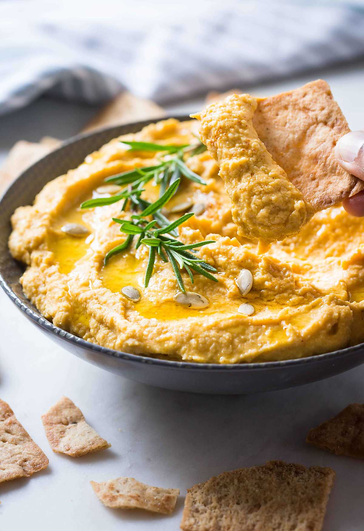 Fall-ready roasted garlic easy Pumpkin Hummus Recipe. #pumpkin #hummus #healthyrecipes