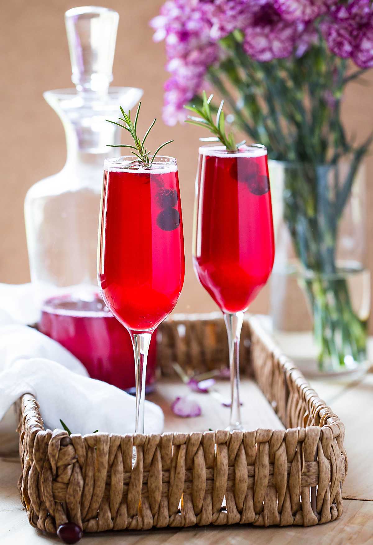 This cranberry mimosa recipe calls for freshly made homemade cranberry juice. It is healthy, naturally sweetened, kids friendly that the entire family can enjoy. | #nonalcoholic #cranberry #mimosa #thanksgivingdrinks 