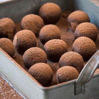 Healthy homemade delicious and nutritious Almond Chocolate Truffles. | #truffles #chocolatetruffles #vegantruffles #almondtruffles