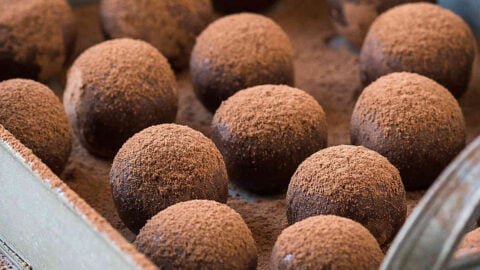 Almond Chocolate Truffle: Perpaduan sempurna antara cokelat lembut dan kerenyahan almond
