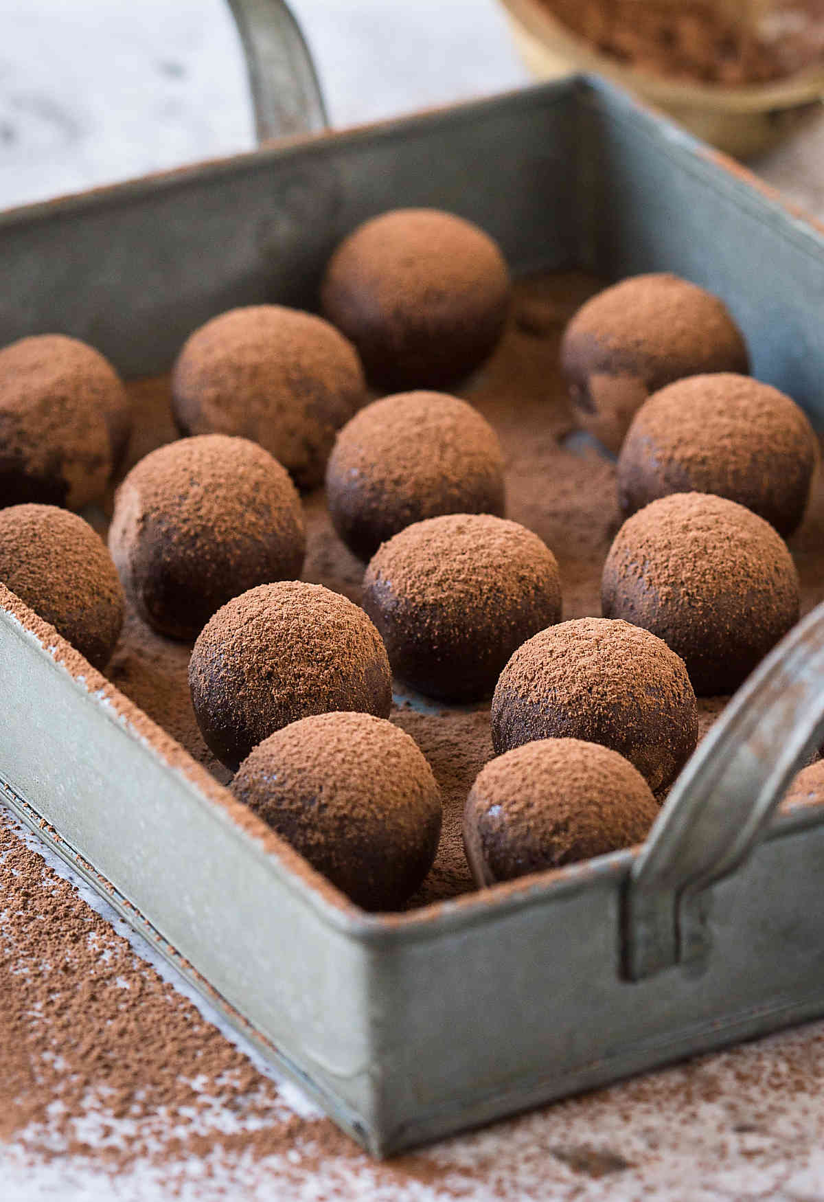 Healthy homemade delicious and nutritious Almond Chocolate Truffles. | #truffles #chocolatetruffles #vegantruffles #almondtruffles