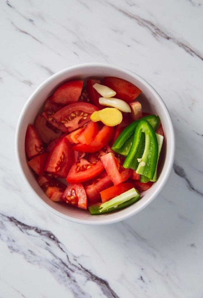 chopped tomatoes, jalapeno, ginger and garlic in a medium size bowl.