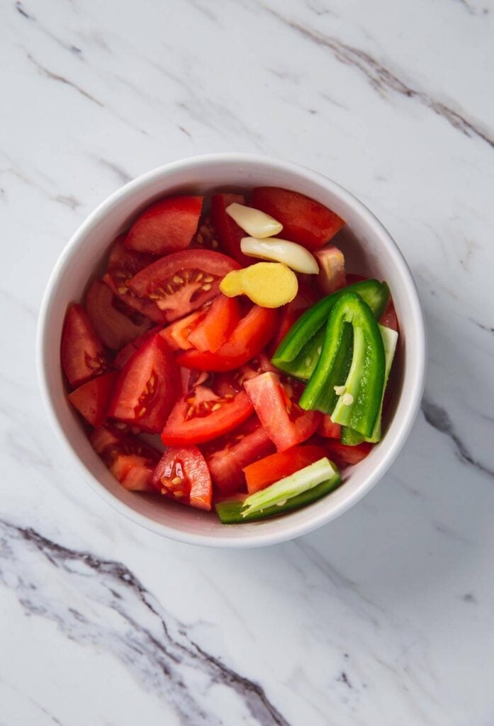 chopped tomatoes, jalapeno, ginger and garlic in a medium size bowl.