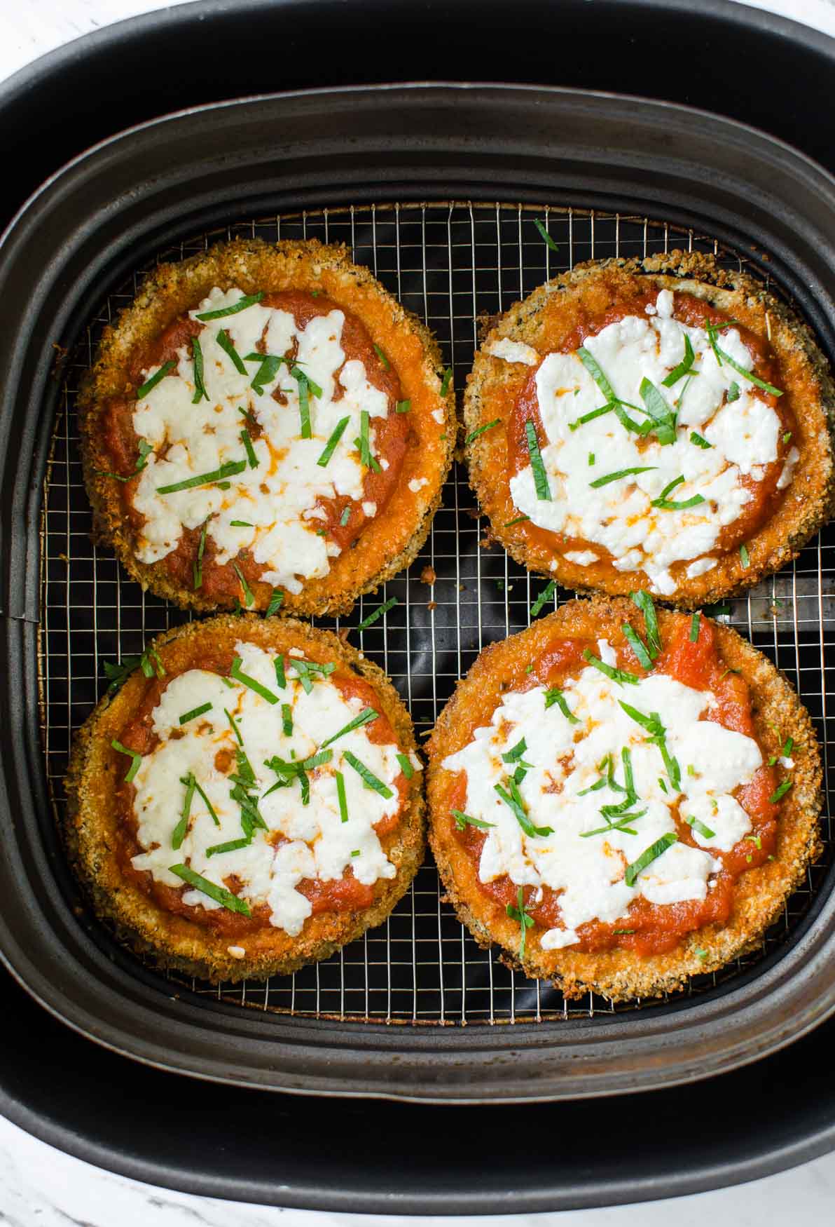 Air Fryer Eggplant Parmesan - Healthy and easy breaded eggplant slices fried in Air Fryer for the perfect crispy crust that exactly mimics the deep fried texture. Learn tips for perfect & mess free coating the eggplant. |#watchwhatueat #healthyrecipes #eggplant #eggplantparmesan #airfryer