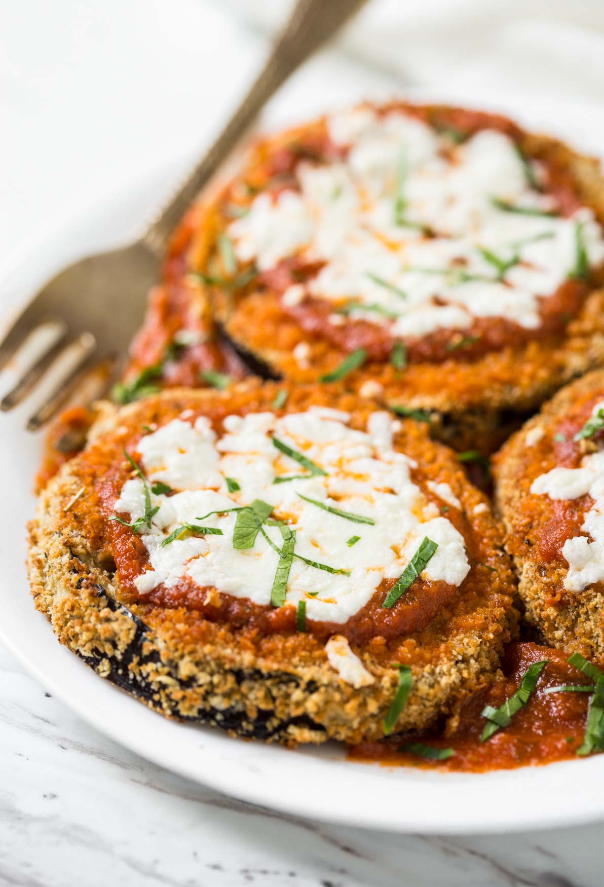 Healthy & easy Eggplant Parmesan fried in Air Fryer for the perfect crispy crust that exactly mimics the deep fried texture. Learn tips for perfect & mess free coating the eggplant slices with breadcrumbs. | #watchwhatueat #healthyrecipes #eggplant #eggplantparmesan #airfryer