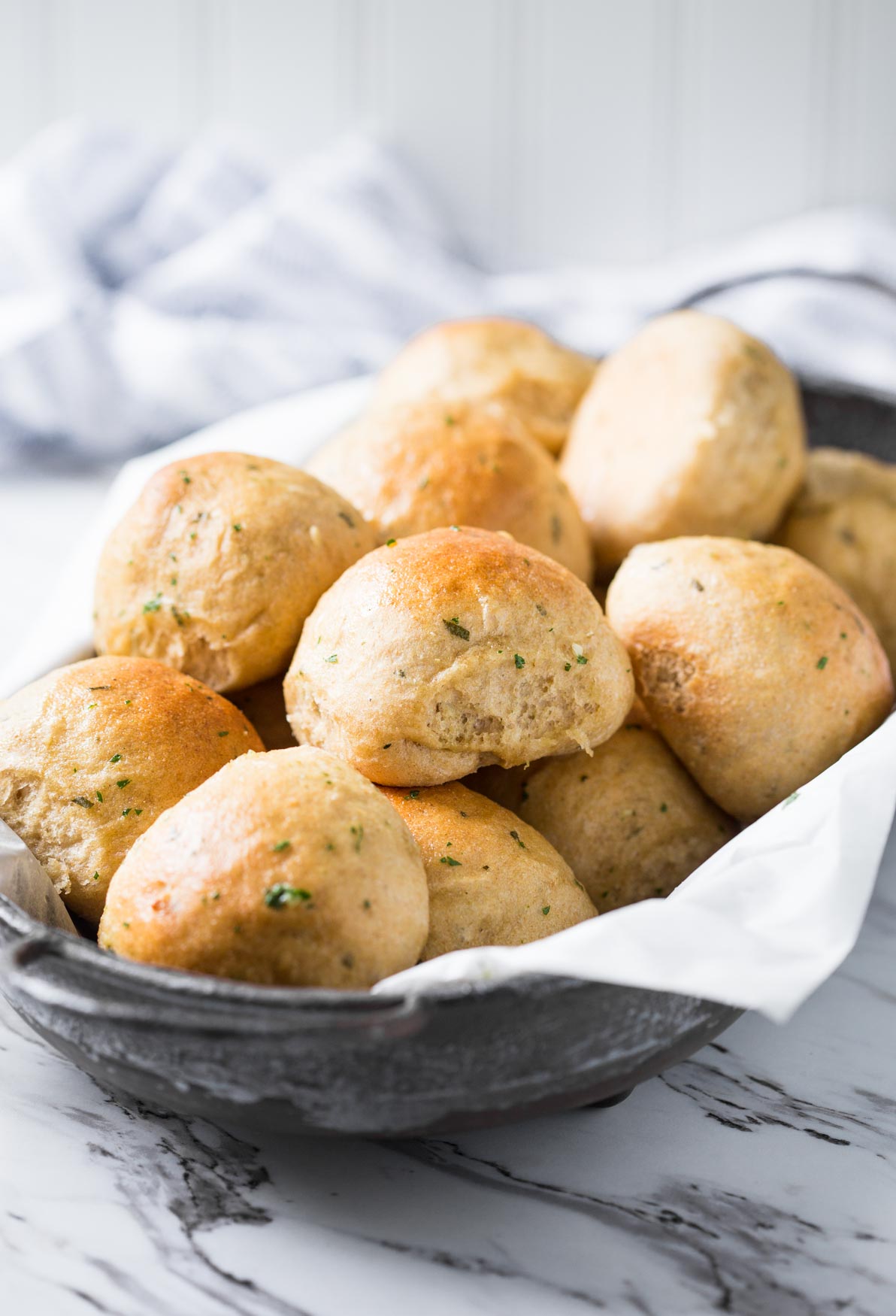 Healthy Whole Wheat Dinner Rolls - use this recipe to make easy, soft & fluffy dinner rolls at home. Add fresh garlic and herbs to give them an absolute taste. The best part is no one will ever believe that these are made from 100% whole wheat flour. | #watchwhatueat #dinnerrolls #wholewheat #wholewheatrolls #healthythanksgiving  