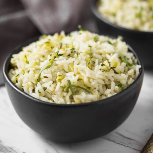 Loaded with fresh zucchini and garlic flavors this healthy zucchini rice is ready in 30 mins. Perfect quick and easy vegetarian (and vegan) recipe to include in a weeknight dinner or lunch menu. | #watchwhatueat #zucchini #zucchinirecipes #ricepilaf #zucchinirice