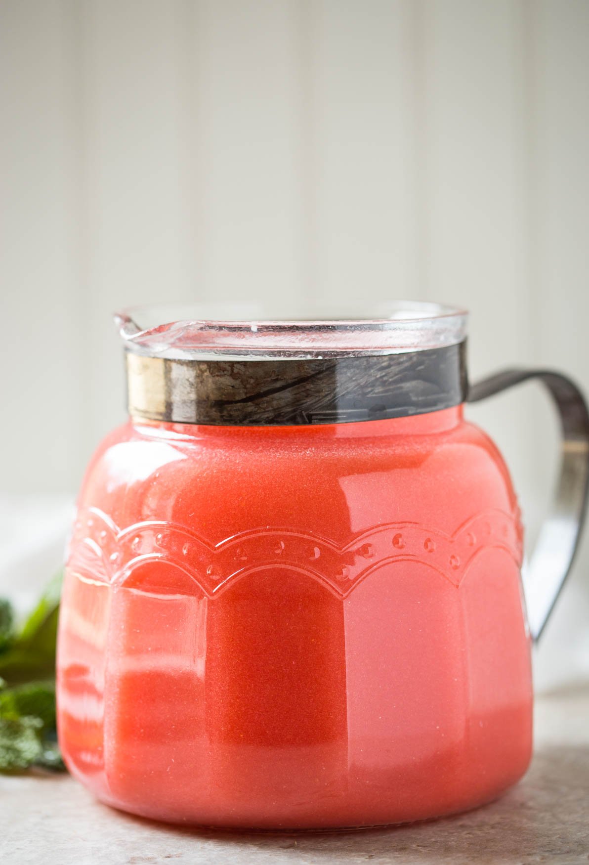 This recipe for homemade fresh strawberry lemonade is super easy to prepare in a few minutes. Perfect refreshing and cooling drink recipe to enjoy the warm days of spring and summer. | #watchwhatuwat #lemonade #summerdrink