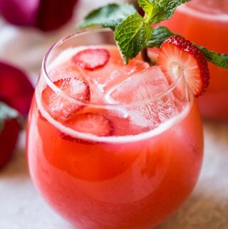 Easy Homemade Fresh Strawberry Lemonade -- healthy, refreshing and cooling drink recipe to enjoy the warm days of spring and summer. | #watchwhatuwat #lemonade #summerdrink