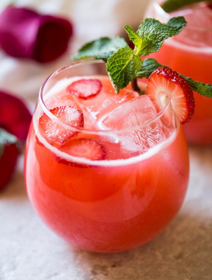 Easy Homemade Fresh Strawberry Lemonade -- healthy, refreshing and cooling drink recipe to enjoy the warm days of spring and summer. | #watchwhatuwat #lemonade #summerdrink