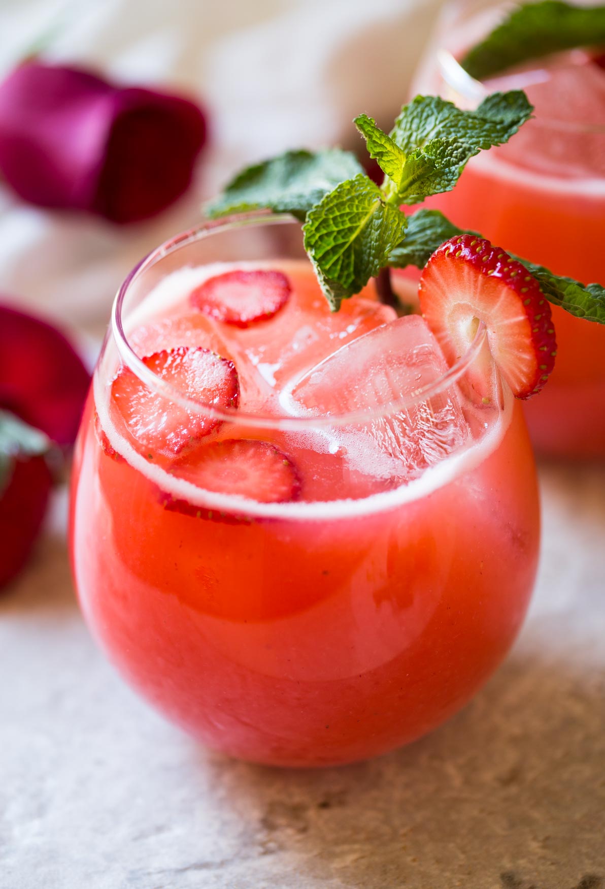 Easy Homemade Fresh Strawberry Lemonade -- healthy, refreshing and cooling drink recipe to enjoy the warm days of spring and summer. | #watchwhatuwat #lemonade #summerdrink