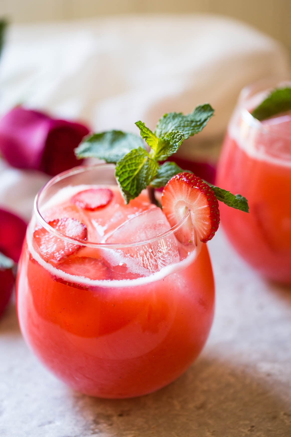 This recipe for homemade fresh strawberry lemonade is super easy to prepare in a few minutes. Perfect refreshing and cooling drink recipe to enjoy the warm days of spring and summer. | #watchwhatuwat #lemonade #summerdrink