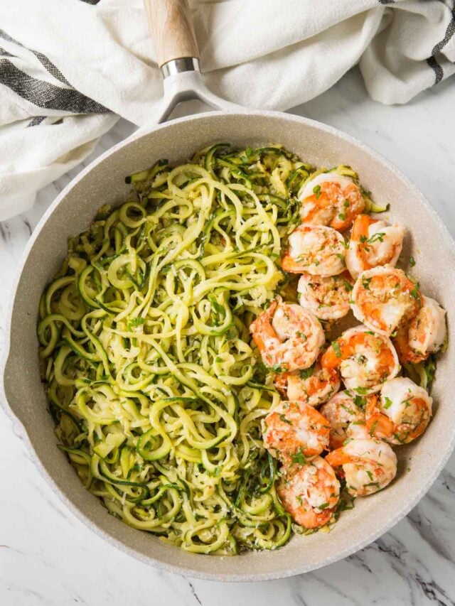 Shrimps and zucchini noodles cooked in fresh garlic and lemon juice and topped with finely chopped fresh herbs