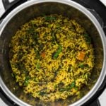 Riz brun aux épinards en pot instantané après cuisson