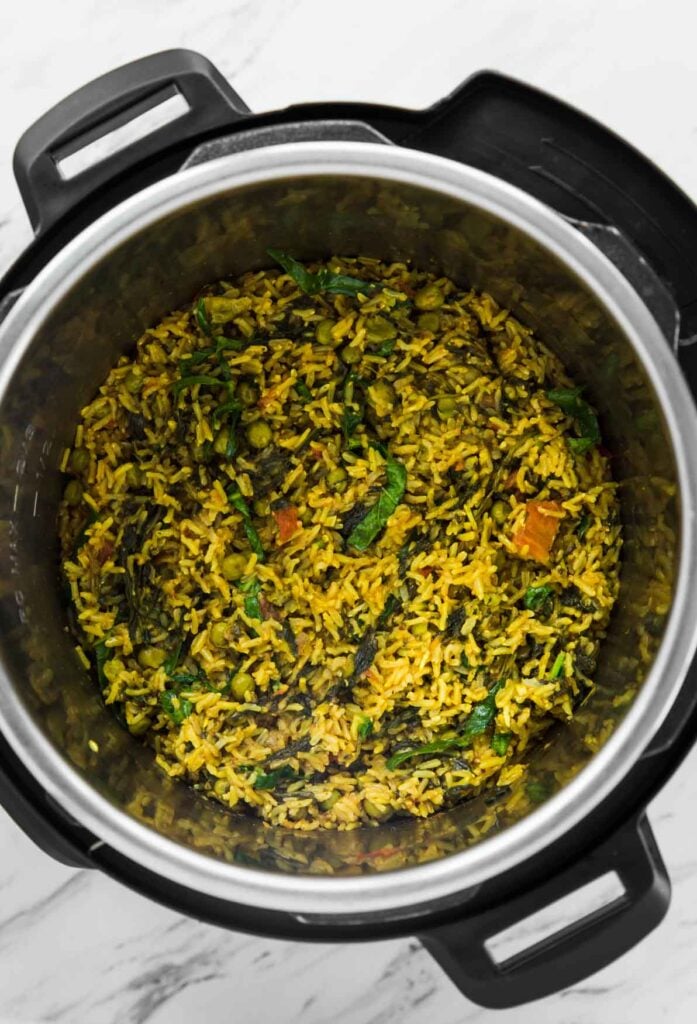 Riz brun aux épinards en pot instantané après la cuisson